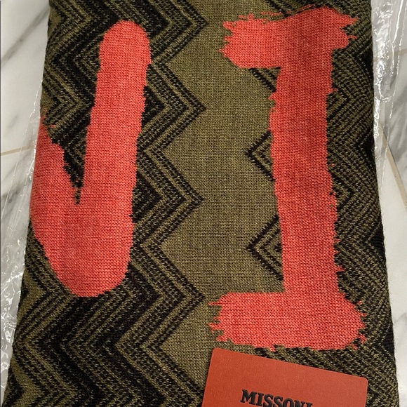 MISSONI WRITTEN IN ORANGE ACROSS A SIGNATURE CHEVON SCARF - Picture 12 of 16